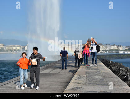 Les touristes au jet d'eau jet d'eau, belle attraction et symbole de Genève , Suisse Banque D'Images