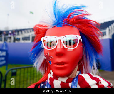 Auchterarder, Ecosse, Royaume-Uni. 12 septembre 2019. Pratique pour la journée finale Solheim Cup 2019 avant l'ouverture officielle a vu de nombreux fans patriotiques arrivent sur le parcours de Gleneagles. Sur la photo, l'équipe américaine Shirley ventilateur Gallagher de Fort Lauderdale en Floride, en frappant la fantaisie robe patriotique. Iain Masterton/Alamy Live News Banque D'Images