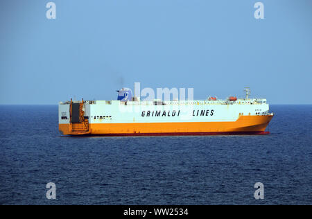 L'italien Grimaldi Lines navire transporteur de Voiture/véhicule 'Spes' voile hors de Barcelone, en Espagne, de l'Union européenne. Banque D'Images