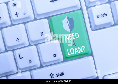 Texte de l'écriture l'écriture Besoin d'un Loanquestion. Photo conceptuel offrant un argent pour demonstratingal ou les finances de l'entreprise White clavier du PC avec vide Banque D'Images