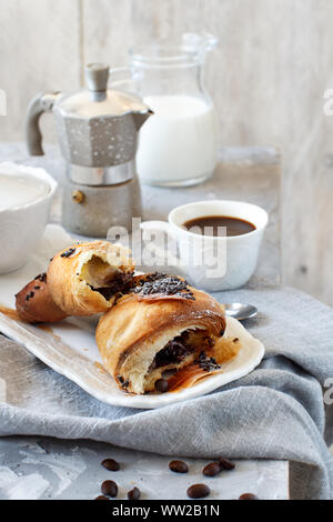 Petit-déjeuner avec café et croissant, Close up Banque D'Images