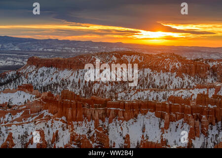 Inspiration Point au lever du soleil, Bryce Canyon National Park, Utah, USA Banque D'Images