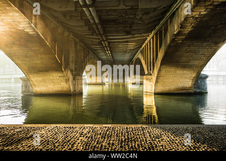 Rue vide, belle lumière sous un pont à Lyon en hiver en février. Banque D'Images