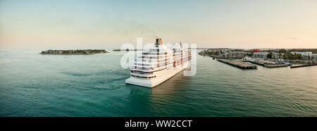 Vue aérienne de l'entrée en bateau de croisière dans le port de Key West, Floride Banque D'Images