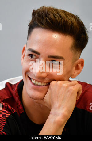 Stuttgart, Allemagne. Sep 12, 2019. La gymnastique : WM, de la journée des médias pour l'équipe allemande de gymnastique WM : Marcel Nguyen prend part à une conférence de presse des gymnastes allemands. Crédit : Thomas Kienzle/dpa/Alamy Live News Banque D'Images