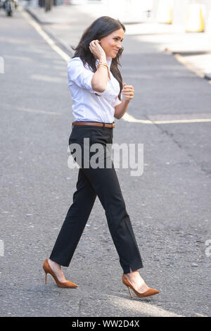 La Duchesse de Sussex arrive à lancer le Smart Works collection capsule à John Lewis dans Oxford Street, Londres. PA Photo. Photo date : Jeudi 12 septembre 2019. La série de vêtements qui peuvent être portés sur le lieu de travail ont été créés dans l'aide de Smart Works, un organisme de bienfaisance qui offre des services de formation et d'entretien des vêtements pour femmes sans emploi dans le besoin, et a comme son patron royal Meghan. Voir histoire PA Meghan ROYAL. Crédit photo doit se lire : Dominic Lipinski/PA Wire Banque D'Images