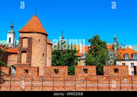 Varsovie, Pologne ou Barbican Barbakan xvie siècle fortifiée avec l'avant-poste des murs de défense dans la vieille ville historique de quart Banque D'Images