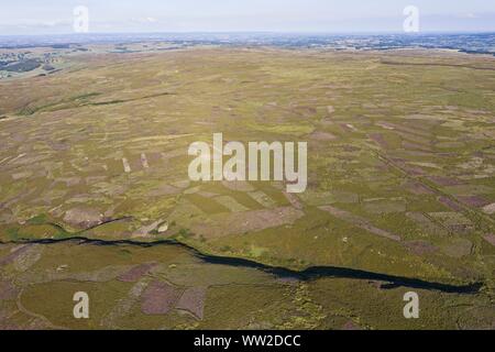 Grinton Moor au-dessus de Swaledale dans Yorkshire Dales, juillet. Image aérienne montrant patchwork modèle où moor a été brûlé sur la rotation pour maximiser le ha Banque D'Images