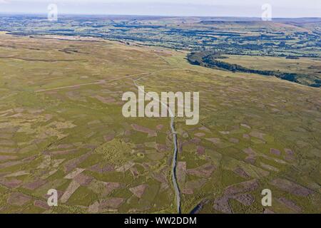 Grinton Moor au-dessus de Swaledale dans Yorkshire Dales, juillet. Image aérienne montrant patchwork modèle où moor a été brûlé sur la rotation pour maximiser le ha Banque D'Images