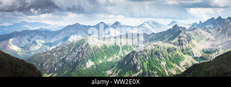 Le Col de la Bonette est un col de haute montagne dans les Alpes françaises, près de la frontière avec l'Italie. Il est situé dans le parc national de Mercantour sur le bor Banque D'Images