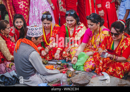 Népal - Katmandou,Nov 2,2019 : Les femmes népalaises offrant des prières à Dieu selon les rituels hindous avec saints hommes au cours de Teej Festival à Katmandou. Au cours de Banque D'Images