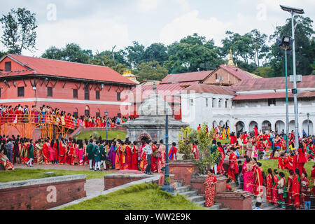 Népal - Katmandou,Nov 2,2019 : Grand groupe de femmes hindoues népalais attendent en ligne pour adorer au temple de Pashupatinath à l'occasion de Festival Teej Banque D'Images