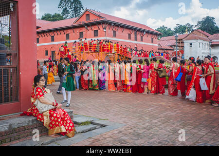 Népal - Katmandou,Nov 2,2019 : Grand groupe de femmes hindoues népalais attendent en ligne pour adorer au temple de Pashupatinath à l'occasion de Festival Teej Banque D'Images