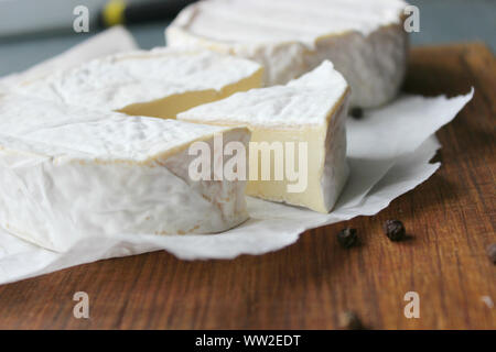 Le camembert. Produits de la ferme, fromage rustique. Copy space Banque D'Images