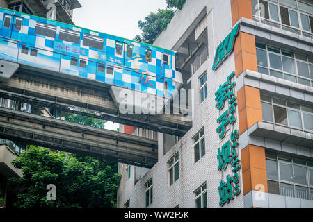 Chongqing, Chine, le 7 août 2019 : près de Chongqing metro train à la station Liziba célèbre pour être à l'intérieur d'un bâtiment résidentiel à Chongqing Banque D'Images