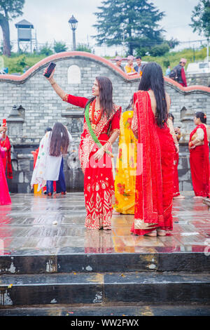 Népal - Katmandou,Nov 2,2019 : Les femmes népalaises en tenant avec selfies ami après offrant des prières à Dieu au temple de Pashupatinath au cours de Teej Festival à Ka Banque D'Images