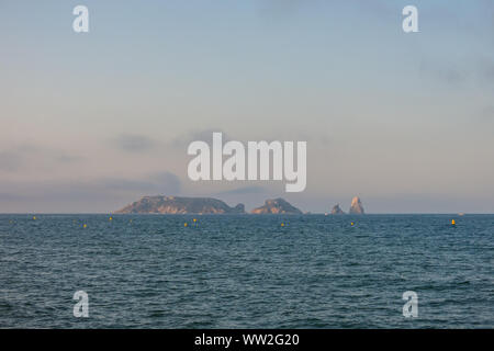 Une vue sur les îles Medes, dans la mer Méditerranée, du point de vue de l'Estartit, Costa Brava, Espagne Banque D'Images
