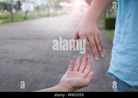 Les mains de l'homme d'atteindre à une main de femme avec copie espace. Banque D'Images