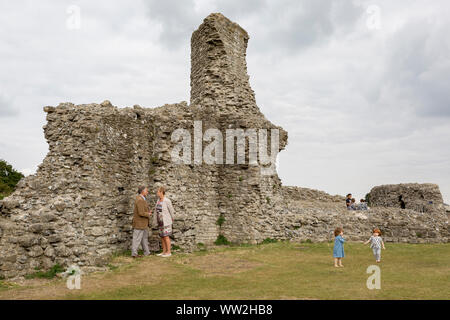 Visiteurs à la demeure de Hadleigh Castle le 10 septembre 2019, à Hadleigh, Essex, Angleterre. Hadleigh Castle est une fortification en ruine dans le comté anglais de l'Essex, donnant sur l'estuaire de la Tamise, au sud de la ville de Hadleigh. Construite après 1215 pendant le règne de Henry III par Hubert de Burgh, le château est entouré d'un parc et avaient un rôle économique et rôle défensif. Le château a été considérablement élargie et réaménagée par Edouard III, qui l'a transformé en une grande propriété, Banque D'Images