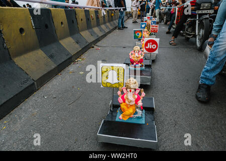 Hyderabad, Inde. 12 Septembre, 2019. Les dévots hindous transportant des idoles de dieu hindou Seigneur Ganesha ressemblant à un train avec différents logos d'entreprise de technologie pour l'immersion dans l'Hussainsagar lac sur le dernier jour de Ganesh Chaturthi festival à Hyderabad, en Inde. Credit:Sanjay Borra/Alamy News Banque D'Images