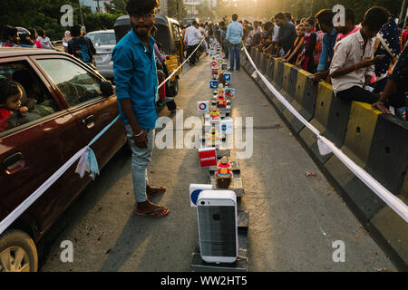 Hyderabad, Inde. 12 Septembre, 2019. Les dévots hindous transportant des idoles de dieu hindou Seigneur Ganesha ressemblant à un train avec différents logos d'entreprise de technologie pour l'immersion dans l'Hussainsagar lac sur le dernier jour de Ganesh Chaturthi festival à Hyderabad, en Inde. Credit:Sanjay Borra/Alamy News Banque D'Images