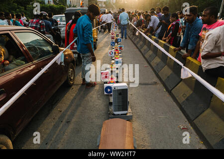 Hyderabad, Inde. 12 Septembre, 2019. Les dévots hindous transportant des idoles de dieu hindou Seigneur Ganesha ressemblant à un train avec différents logos d'entreprise de technologie pour l'immersion dans l'Hussainsagar lac sur le dernier jour de Ganesh Chaturthi festival à Hyderabad, en Inde. Credit:Sanjay Borra/Alamy News Banque D'Images