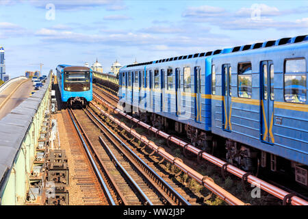 La ligne de chemin de fer du métro Pont de Kiev, le long de laquelle deux trains de Metro se précipiter vers l'autre. Banque D'Images