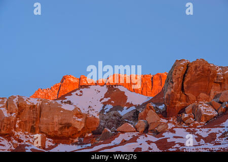 La lumière du matin sur les falaises rouges, Capitol Reef National Park, Utah, USA Banque D'Images