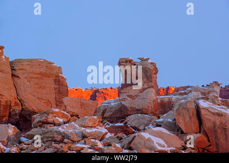 La lumière du matin sur les falaises rouges, Capitol Reef National Park, Utah, USA Banque D'Images