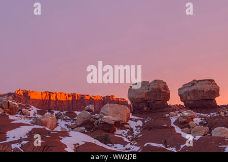 La lumière du matin sur les falaises rouges avec deux rochers, Capitol Reef National Park, Utah, USA Banque D'Images