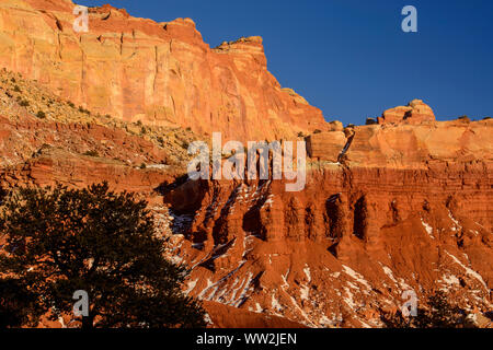 Falaises de la Waterpocket Fold en hiver au coucher du soleil, Capitol Reef National Park, Utah, USA Banque D'Images