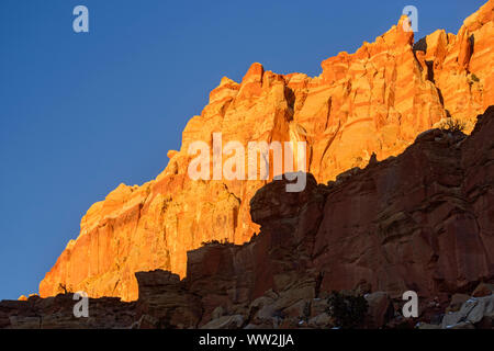 Lumière du soir sur les falaises de grès avec de la neige récente, Capitol Reef National Park, Utah, USA Banque D'Images