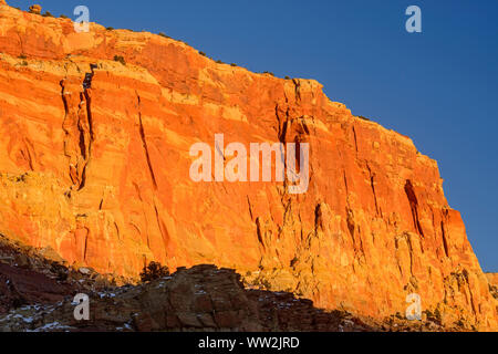 Lumière du soir sur les falaises de grès avec de la neige récente, Capitol Reef National Park, Utah, USA Banque D'Images