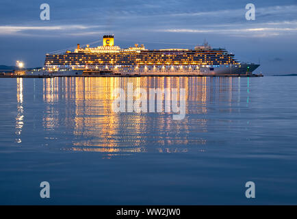 Split, Croatie (navire de croisière Costa Luminosa) dans le port avant de quitter le port après le coucher du soleil après une journée en ville. Blue Hour shot avec le mouvement du bateau. Banque D'Images
