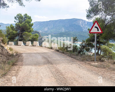 Courbe de gauche à venir signer à une belle randonnée de gravier dans la région de Congost de Mont-rebei (Mont-rebei gorge), Espagne Banque D'Images