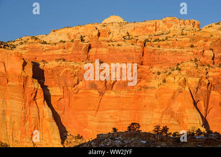 Falaises de la Waterpocket Fold en hiver au coucher du soleil, Capitol Reef National Park, Utah, USA Banque D'Images