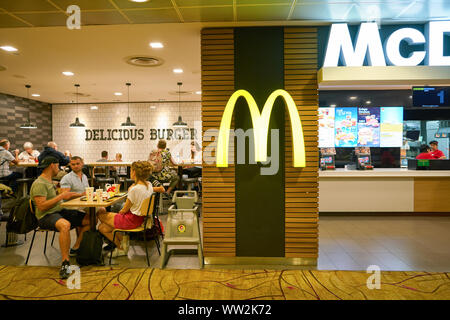 Singapour - CIRCA AVRIL 2019 : McDonald's à l'Aéroport International de Changi. Banque D'Images