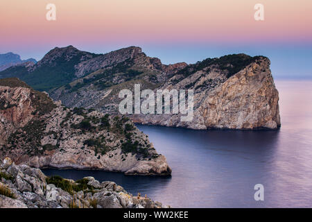 Hills près de Cap Formentor au lever du soleil, Majorque, mer Méditerranée Banque D'Images