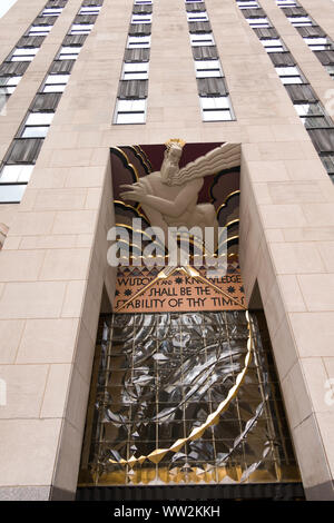 Rockefeller Center Comcast Building, 30 Rockefeller Plaza entrée principale, New York Banque D'Images