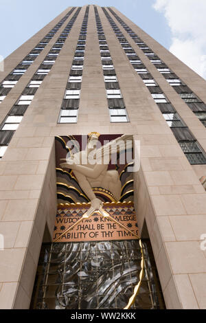 Rockefeller Center Comcast Building, 30 Rockefeller Plaza entrée principale, New York Banque D'Images