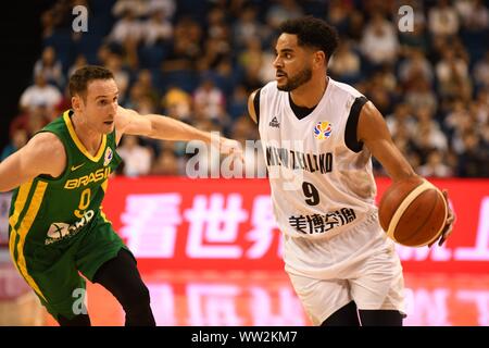 Corey Webster, Centre, de nouveaux défis La Nouvelle-Zélande Marcelinho Huertas du Brésil au cours de leur match du groupe F de la Coupe du Monde de Basket-ball de la FIBA en 2019 Nanj Banque D'Images