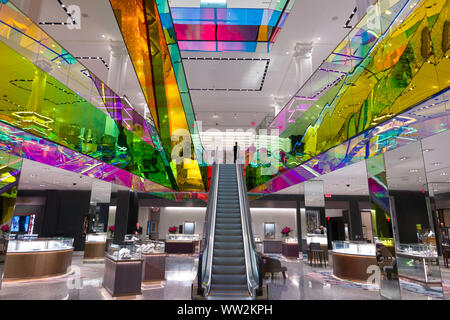 Saks Fifth Avenue magasin phare de luxe est à New York City, USA Banque D'Images