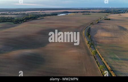 Lietzen, Allemagne. 10 Sep, 2019. La lumière du soir soleil projette de longues ombres sur le paysage agricole dans le district de territoire (photographie aérienne avec un bourdon). Crédit : Patrick Pleul/dpa-Zentralbild/ZB/dpa/Alamy Live News Banque D'Images