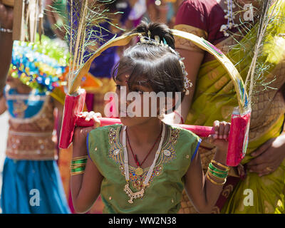 Pussellawa, Sri Lanka, 03/20/2019 : festival hindou de Thaipusam - body piercing rituel. Jeune fille avec poids symbolique sur les épaules. Banque D'Images