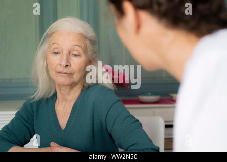 Patient assis avec médecin Banque D'Images