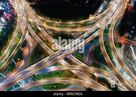 Une vue aérienne de nuit de l'éclairage d'Saihongqiao viaduc et des routes dans la ville de Nanjing, Jiangsu Province de Chine orientale le 8 septembre dernier, Banque D'Images