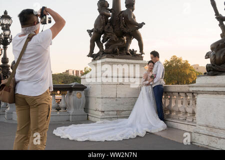 Paris, France - Aug 30, 2019 : une photo de mariage à un couple d'Asie, le pont d'Alexandre à Paris, France Banque D'Images