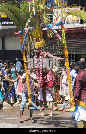 Pussellawa, Sri Lanka, 03/20/2019 : festival hindou de Thaipusam - body piercing les rituels sous la lune de sang. Dévot suspendu par la peau Banque D'Images