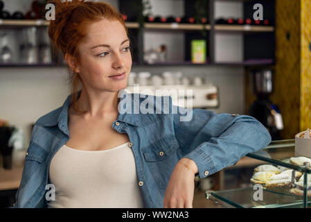 Young woman standing in bakery Banque D'Images