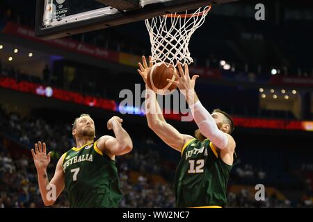 Joe Ingles, à gauche, et l'Aron Baynes d'Australie aller pour un rebond contre la France au cours de leur groupe L match de la Coupe du Monde de Basket-ball de la FIBA en 2019 N Banque D'Images